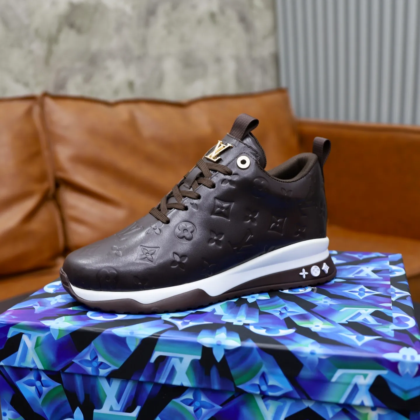 Factory price: 520💰【LV】Louis Vuitton is a high-end brand of men's shoes, new models on the market, top luxury brand, the latest fashionable casual men's shoes, trendy and versatile style, relaxed and sporty style, calfskin upper and ultra-fine workmanship. The original personalized fashionable rubber wear-resistant outsole is light and comfortable on the foot. Code number: 39-44 (45, 46 customized)